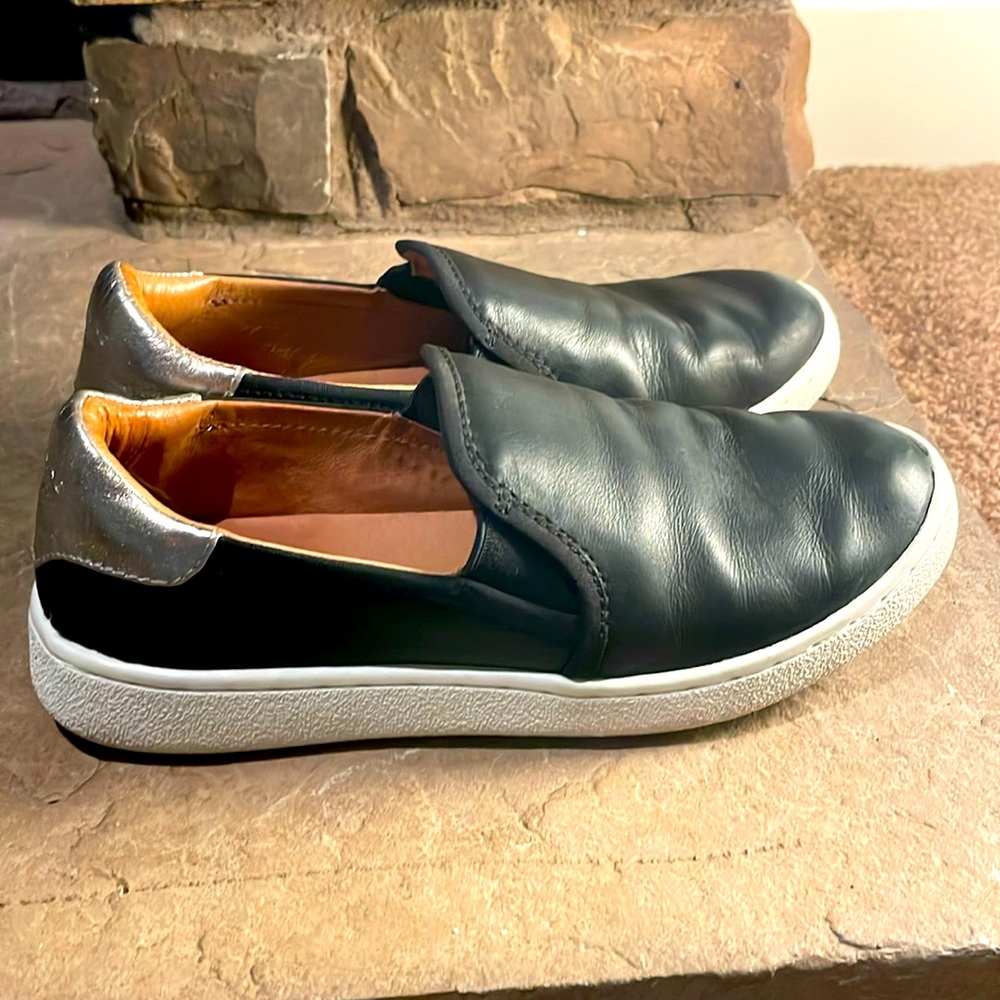 Uggs Women’s Black Lesther Round Toe Slip On